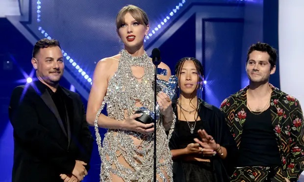 Taylor Swift ប្រកាសចេញអាល់ប៊ុមទី១០ ខណៈពេលឡើងថ្លែងទទួលពានរង្វាន់ MTV VMAs 2022