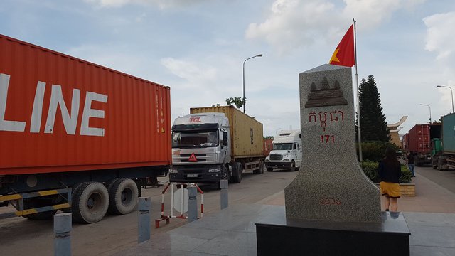cambodia-container-moc-bai-border.2e16d0ba.fill-640x360 - choek sopon