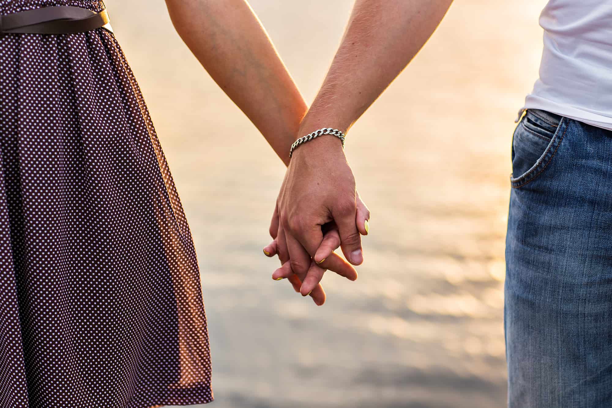 how-to-tell-when-holding-hands-means-more