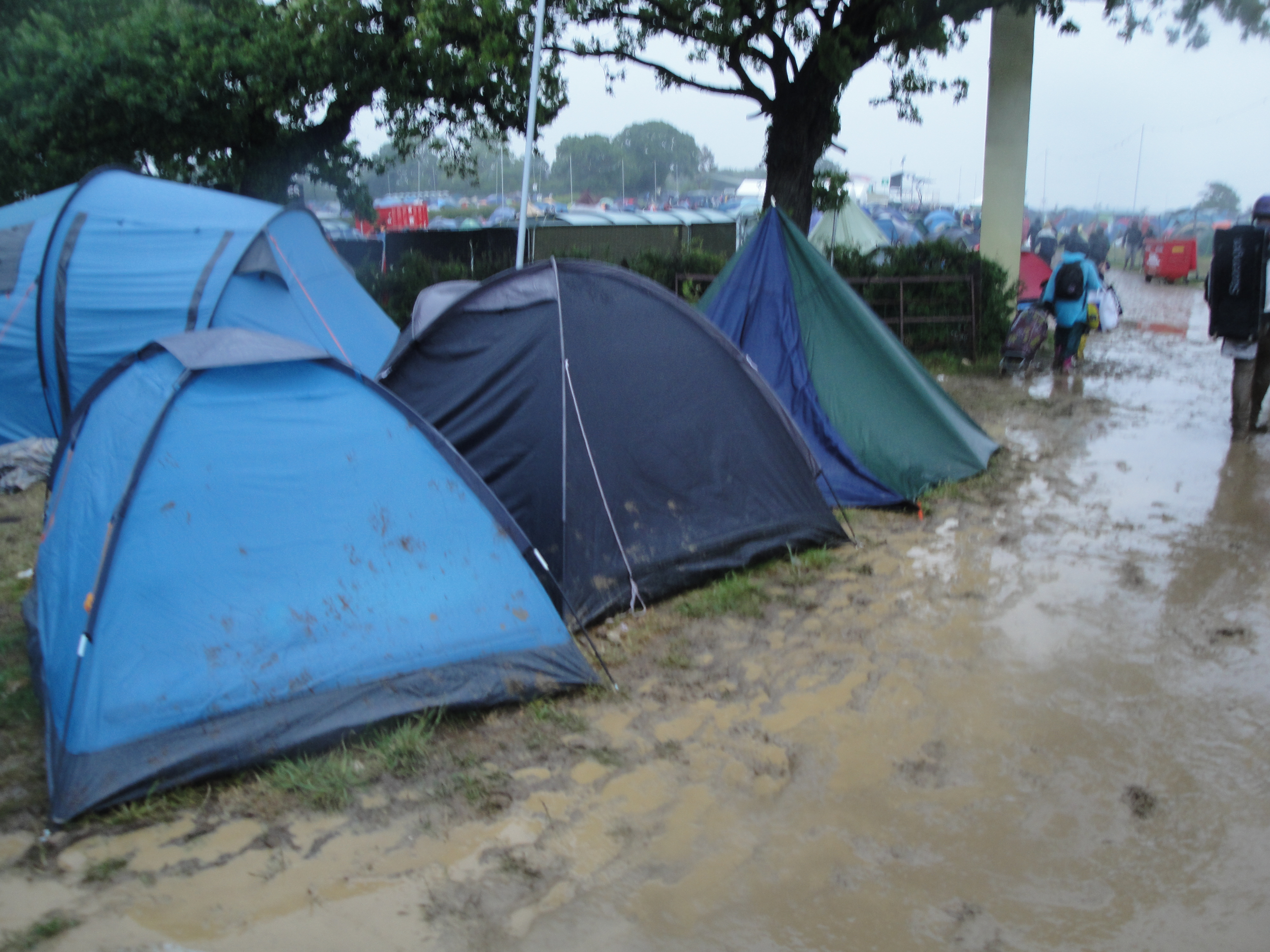 Isle_of_Wight_Festival_2011_campsite_during_bad_weather_2
