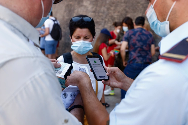 ប៉ូលីសអុីតាលីបំបែកបណ្តាញក្រុមអ្នកលក់ប័ណ្ណចាក់វ៉ាក់សាំងក្លែងក្លាយ "green passes"