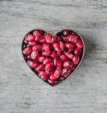pomegranate-seeds-provide-a-good-amount-of-fiber