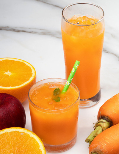 Carrot-Apple-Juice-Healthykitchen101-4 (1)