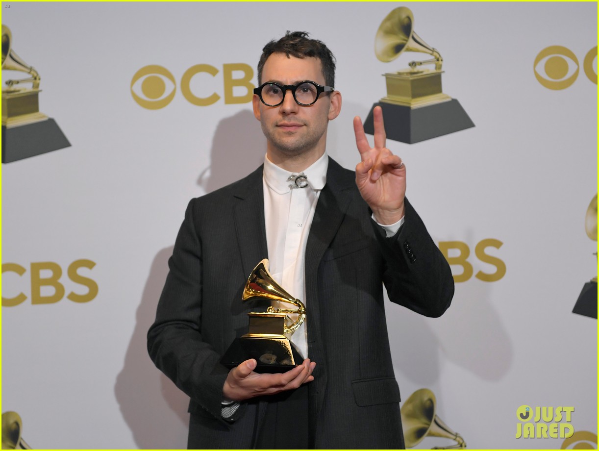 margaret-qualley-supports-jack-antonoff-at-grammys-07