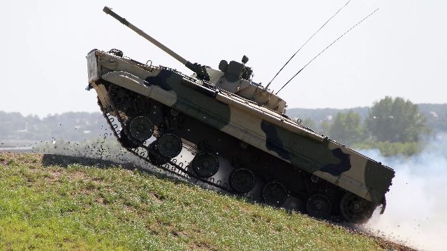 Russia-is-sending-a-BMP-3-Sinitsa-robot-to-Ukraine-for-combat-tests