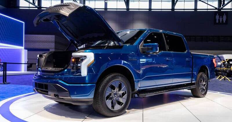 ford-f-150-lightning-2022-01-angle - blue - exterior - front (1)